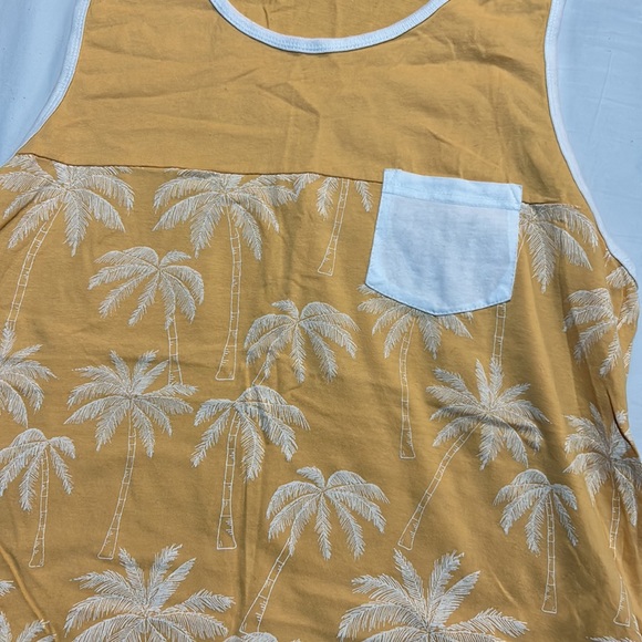 4 tank tops in a bundle - Picture 2 of 8